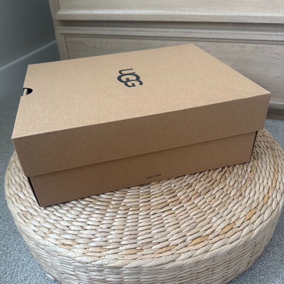 UGG Classic Ultra Mini Platform Box Only (Kids Size 5) - Picture 2 of 8